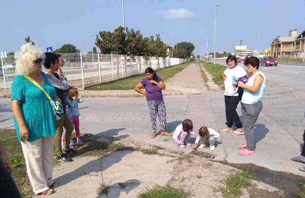 Мештани Думаче живе у мочвари пуној смећа, надлежни пребацују одговорност